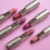 Der Gimme Glitter Lipstick sorgt für intensive Farbe mit funkelndem Glitter-Finish und verleiht deinen Lippen!